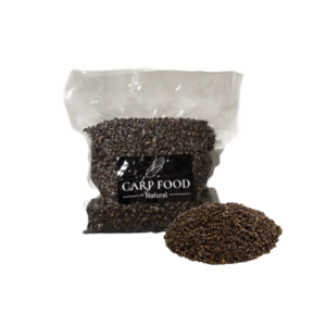 Carp Food Natural Konopia 0.5 kg to naturalna, gotowana konopia w próżniowo pakowanym worku, idealna do punktowego nęcenia karpi, amurów i innych ryb spokojnego żeru, gotowa do użycia bez przygotowania.