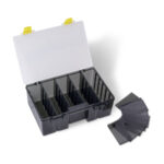 Głębokie pudełko Black Cat Tackle Keeper D30 (28x17x10cm) z systemem do 30 przegródek, przezroczystym wiekiem i żółtymi klipsami.