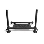 Podnóżek do fotela Preston Absolute 36 Feeder Chair Foot Platform (czarna platforma z dwiema nogami). Posiada teleskopowe nogi 36 mm (53-80 cm) z szerokimi stopkami ("mud feet").